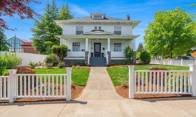 Newberg House | Beautiful 4 bedroom! Hot Tub, Fabulous Downtown Newberg Location!