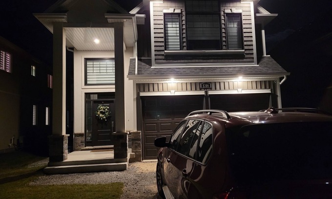 Niagara Falls House | Beautiful 4 bedroom luxury home located in Thorold