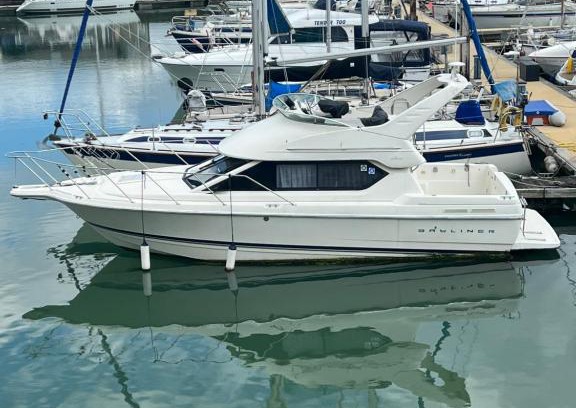 Cowes Boat Rental | Beautiful 4 Berth Boat on the Isle of Wight