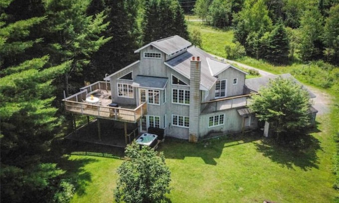 Bracebridge Cottage | Beautiful 4 Season Muskoka river waterfront cottage with a Hot tub!