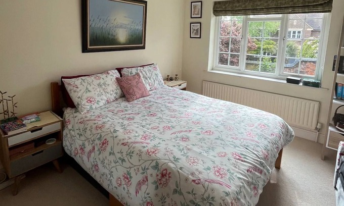 Coombe Hill Apartment | Beautiful 4BD House with Large Garden - Kingston!