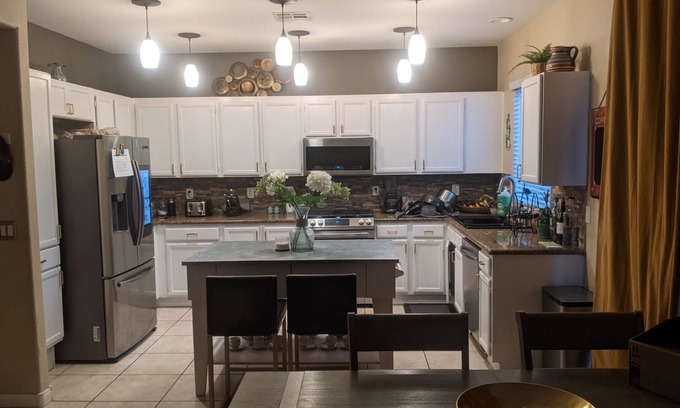 Enterprise House | Beautiful 4br /10min Airport, Strip, Raiders Stadium - Parking