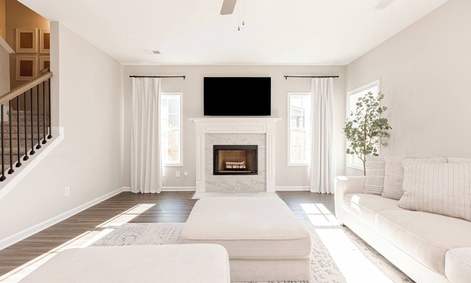 Perry House | Beautiful 4BR | Fenced Yard | Family & Pets