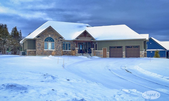 Thornbury House | Beautiful 5 Bed, 5 Bath House in Thornbury! Amazing Location! Level Land!
