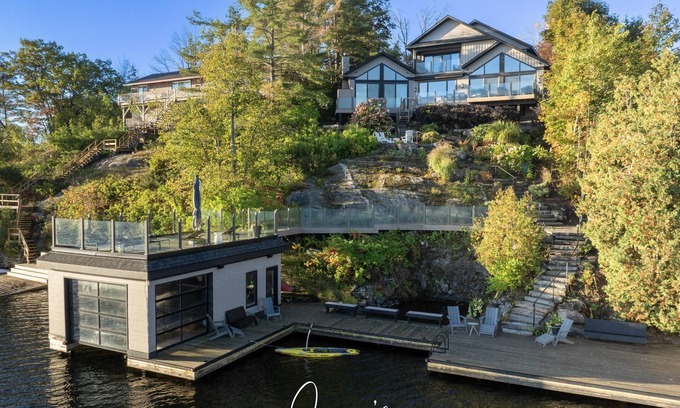 Gravenhurst Cottage | Beautiful 5 bed 5 bath cottage on Lake Muskoka with 1 slip boathouse