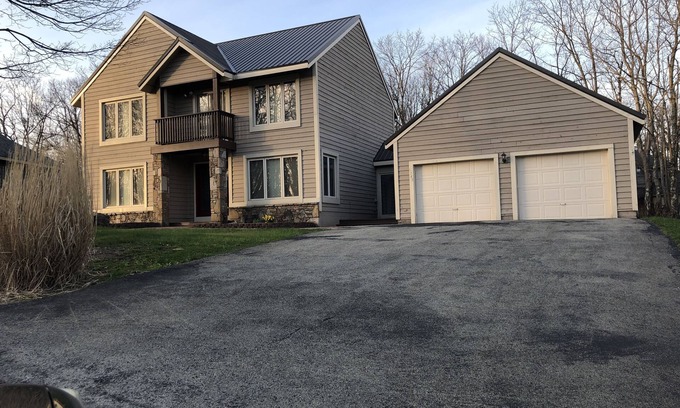 Jefferson Township House | Beautiful 5 Bedroom House in Hidden Valley
