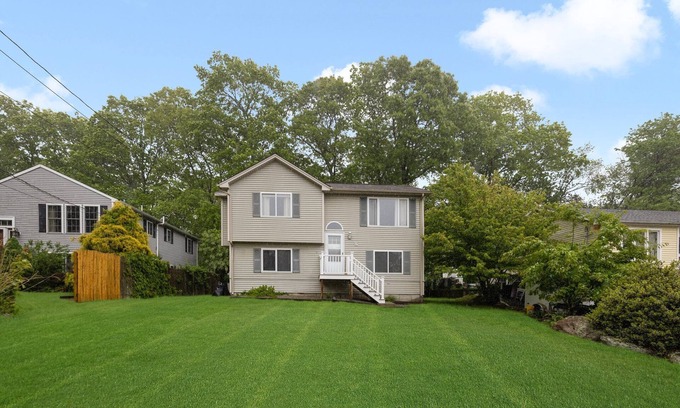 Saunderstown House | Beautiful 5 bedroom near beaches. Walk to Narrow River.