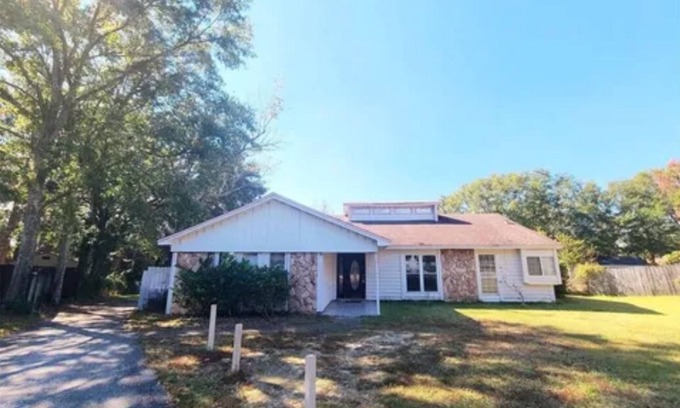Mobile House | Beautiful 5 bedroom home w/fireplace. Close to all attractions in Mobile area