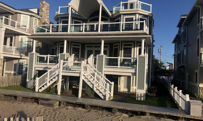 South End Condo | Beautiful 5 Bedroom Ocean Front Home