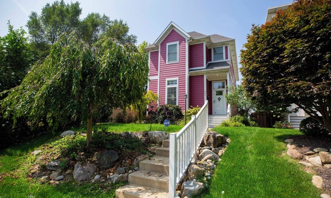 Northeast South Bend House | Beautiful 5 bedroom home, walk to campus and Eddy Street Commons