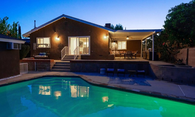 West Hills House | Beautiful 5BDR Home in an Upscale Neighborhood