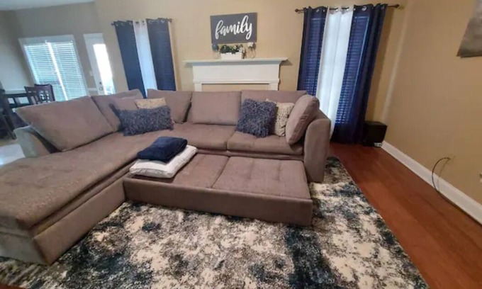 McDonough House | Beautiful 5BR/2.5 BA/2 Story Home ✩Sleeps 12- 30 minutes from ATL Airport