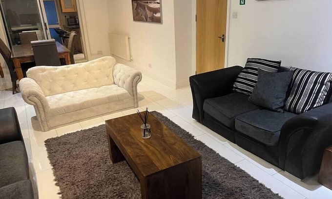 Erith House | Beautiful 6 Bedroom with spacious Lounge