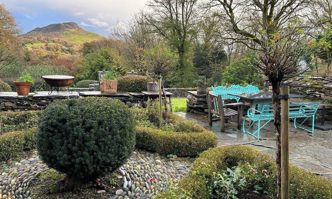 Criccieth House | Beautiful 7 Bedroom 14th Century Manor House with large private gardens