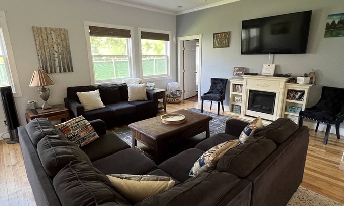 Pittsfield House | Beautiful 8 Bedroom, Walk to Lake, Jetted Hot Tub, Fireplace, & Pool Table