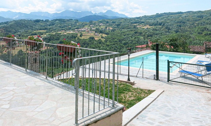 Villa Collemandina Villa | Beautiful apartment in villa for 5 guests with WIFI, pool, terrace, pets allowed and parking