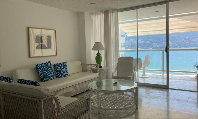 Club Deportivo Apartment | Beautiful apartment on the beach overlooking the beautiful Acapulco Bay.