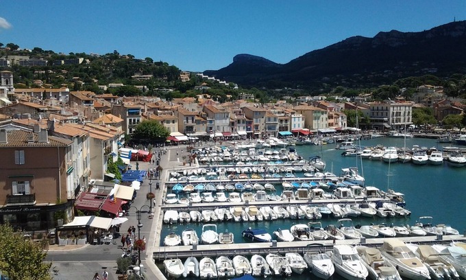 Cassis Apartment | Beautiful and bright apartment with lovely view of Cassis Bay and feet in water