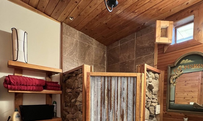 Sheridan Cabin | Beautiful and Cozy guest cabin