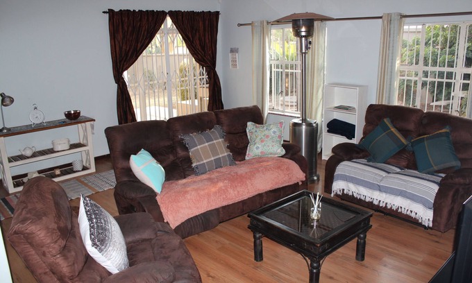 Menlo Park House | Beautiful and Luxurious Townhouse in Upmarket Suburb- Fully Serviced