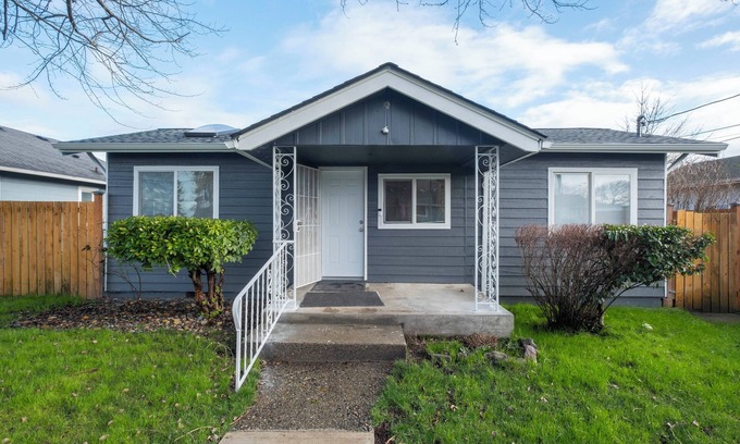 South Tacoma House | Beautiful and Pet-friendly One-Story Heaven for Families
