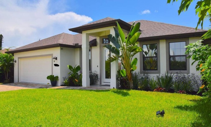 Central Naples Villa | Beautiful and relaxing villa near the Beach!