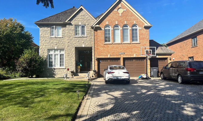 Central Erin Mills Apartment | Beautiful and Spacious Basement Guest Suite in a Prime locationnnnnnn