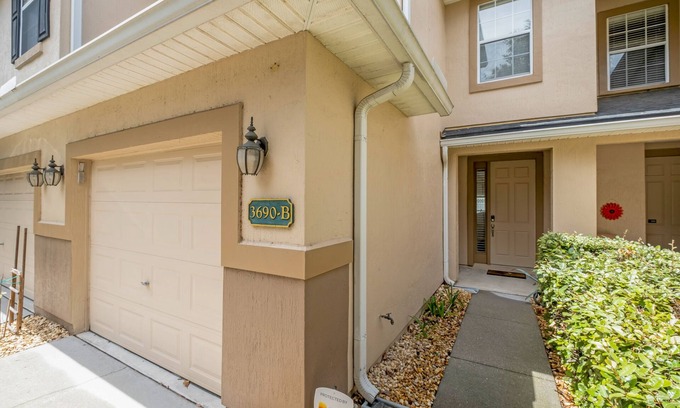 OakLeaf Plantation House | Beautiful and spacious townhome in Jacksonville