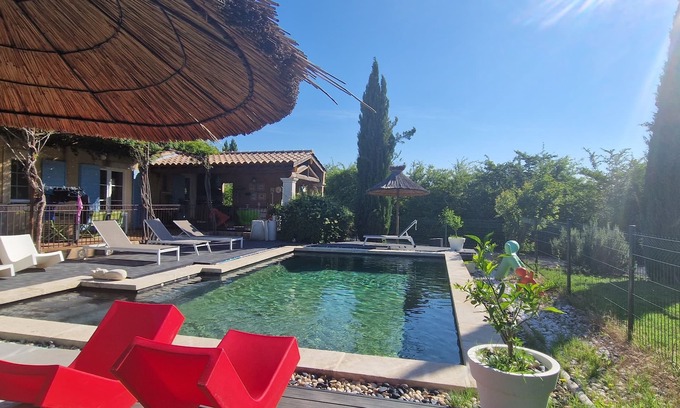 Le Thor House | Beautiful and spacious property with pool, garden and trees