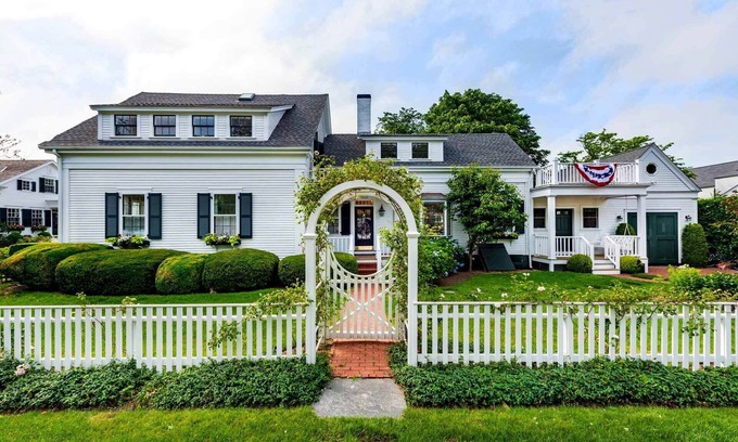 Edgartown House | Beautiful antique home in downtown Edgartown.
