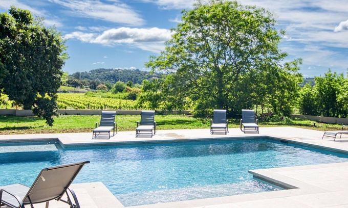 Besse-sur-Issole House | Beautiful apartment in villa for 14 people with pool, WIFI, TV, terrace and parking