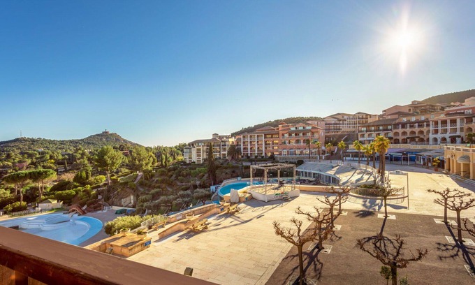 Le Dramont Apartment | Beautiful apartment for 6 guests with pool, WIFI, TV, patio, pets allowed and parking