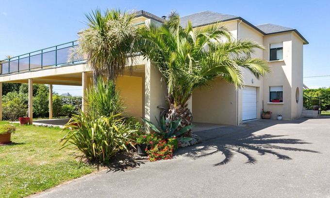 Plougonvelin Apartment | Beautiful apartment for 2 guests with WIFI, TV, patio, pets allowed and parking