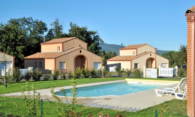 Pont-de-Larn House | Beautiful apartment in villa for 8 guests with private pool, TV, terrace, pets allowed and parking