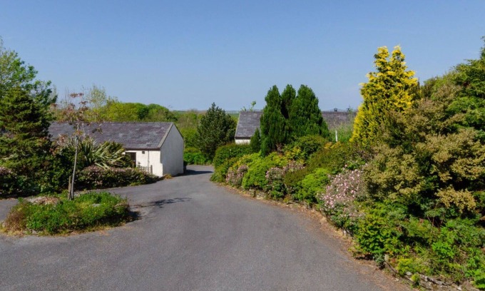Llanerchymedd House | Beautiful apartment in villa for 3 guests with WIFI, TV, patio, pets allowed and parking