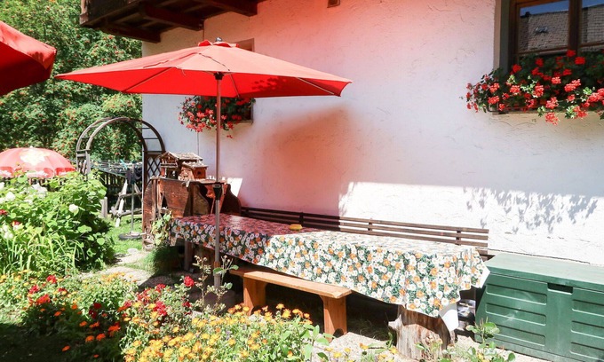 Kaunertal Villa | Beautiful apartment in villa for 4 guests with WIFI, TV, patio, pets allowed and parking