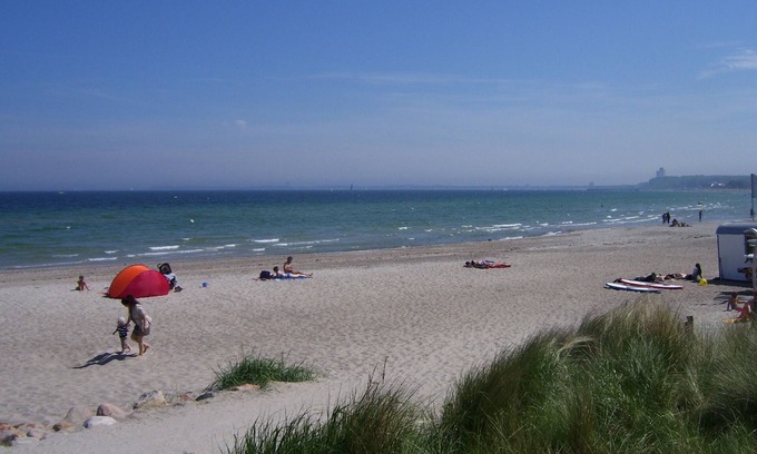 Haffkrug Apartment | Beautiful apartment, 20m to the beach, large balcony, outdoor pool, underground parking, WLAN