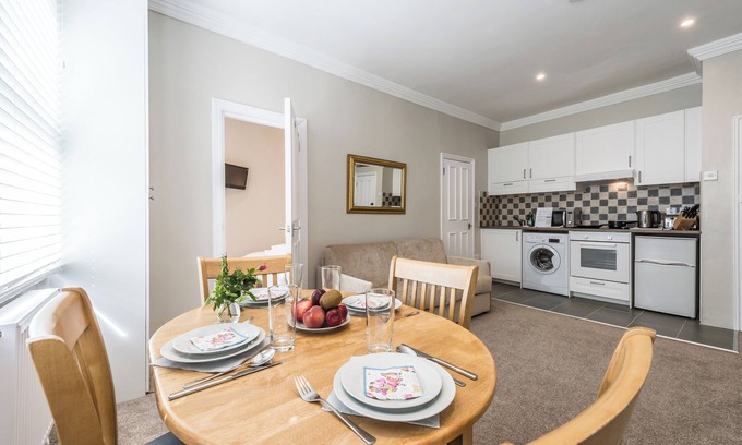 Brondesbury Park Apartment | Beautiful apartment ac up to six,12 min by tube from Oxford street,AC