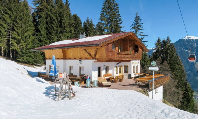 Emberg Apartment | Beautiful apartment for 4 guests with WIFI, TV, terrace and parking