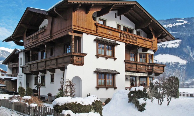 Distelberg Apartment | Beautiful apartment for 10 people with WIFI, TV, patio and parking