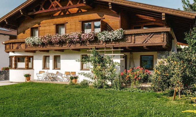 Prutz Apartment | Beautiful apartment for 6 guests with WIFI, TV, terrace, pets allowed and parking