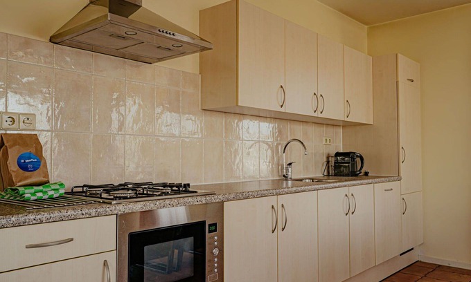 Municipality of Uitgeest Apartment | Beautiful apartment for 4 guests with WIFI, TV, terrace and pets allowed