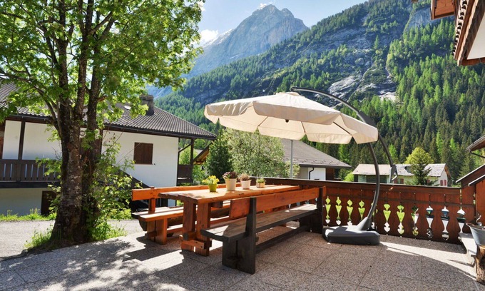 Penia Apartment | Beautiful apartment for 6 people with WIFI, TV, patio and parking