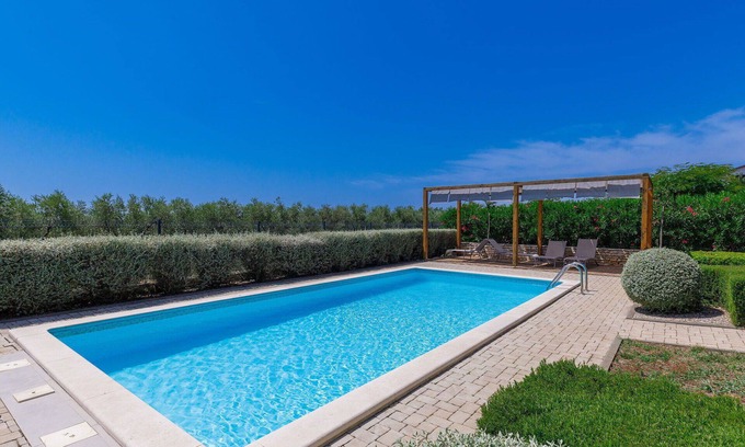 Zambratija Apartment | Beautiful apartment for 4 guests with pool, WIFI, A/C, TV and terrace