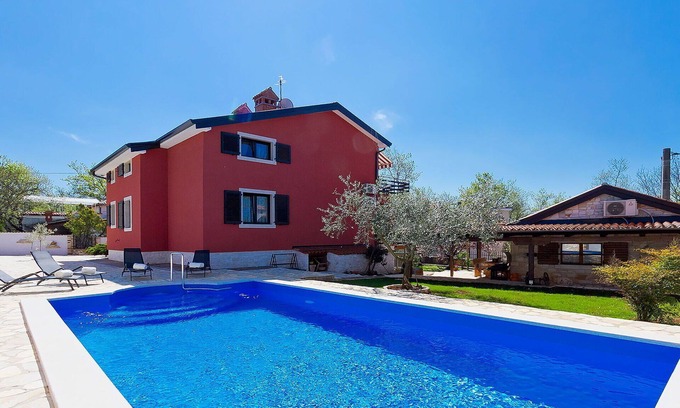 Valica Apartment | Beautiful apartment for 6 people with A/C, private pool, WIFI, TV, terrace and parking