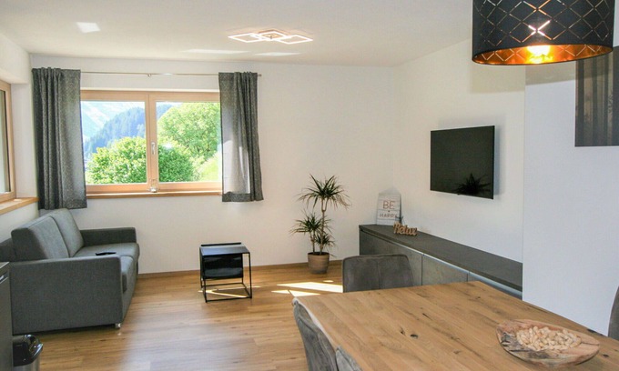 Emberg Apartment | Beautiful apartment for 6 guests with WIFI, terrace and parking