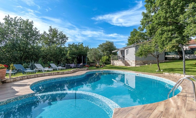 Jezenj Apartment | Beautiful apartment for 4 people with pool, WIFI, hot tub, TV, terrace, pets allowed and parking
