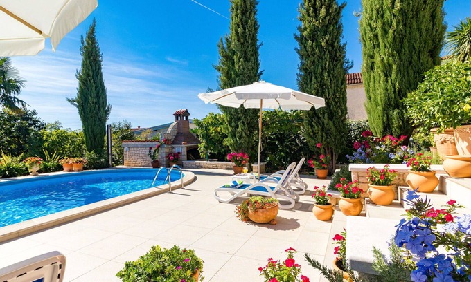 Nova Vas Apartment | Beautiful apartment for 4 people with pool, A/C, WIFI, TV, terrace and pets allowed