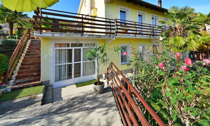 Rukavac Apartment | Beautiful apartment for 4 guests with WIFI, A/C, TV, terrace, pets allowed and parking