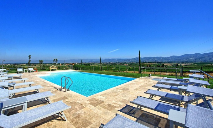 Vinci Apartment | Beautiful apartment for 6 people with WIFI, A/C, pool, TV and panoramic view